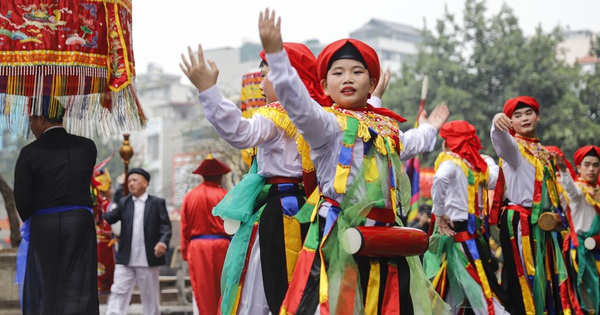 Un garçon de 13 ans souffrant d'une jambe douloureuse continue de se travestir pour danser la "pute jouant du bong" au festival du village de Trieu Khuc