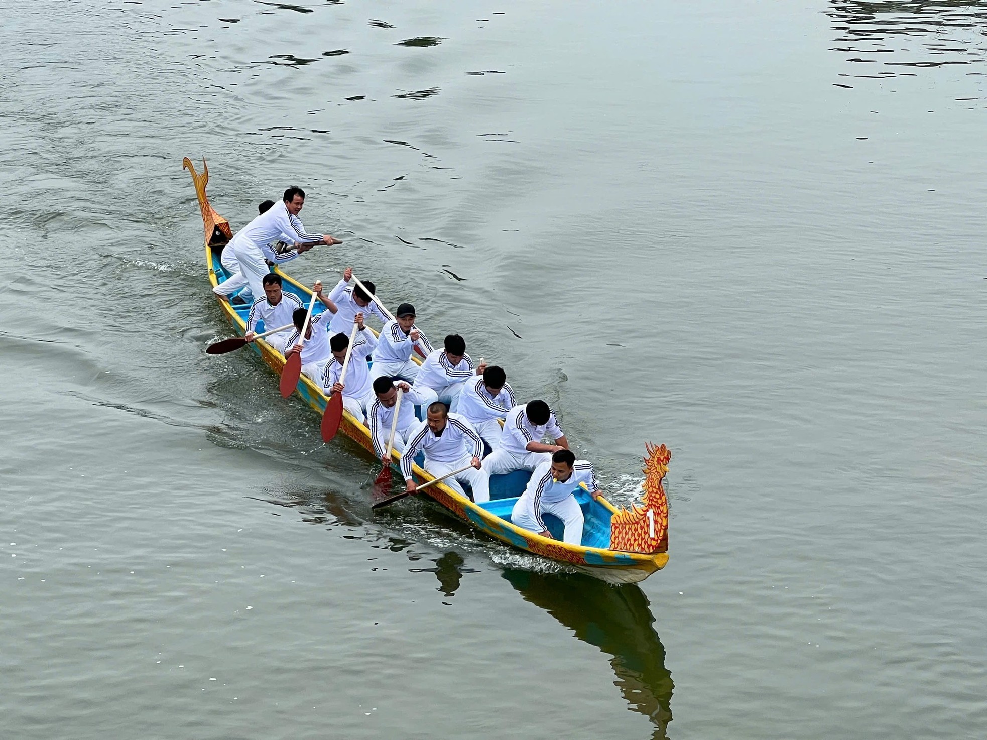 ผู้คนนับพันแห่ชมการแข่งขันเรือมังกรบนแม่น้ำงันโฟ ภาพที่ 7