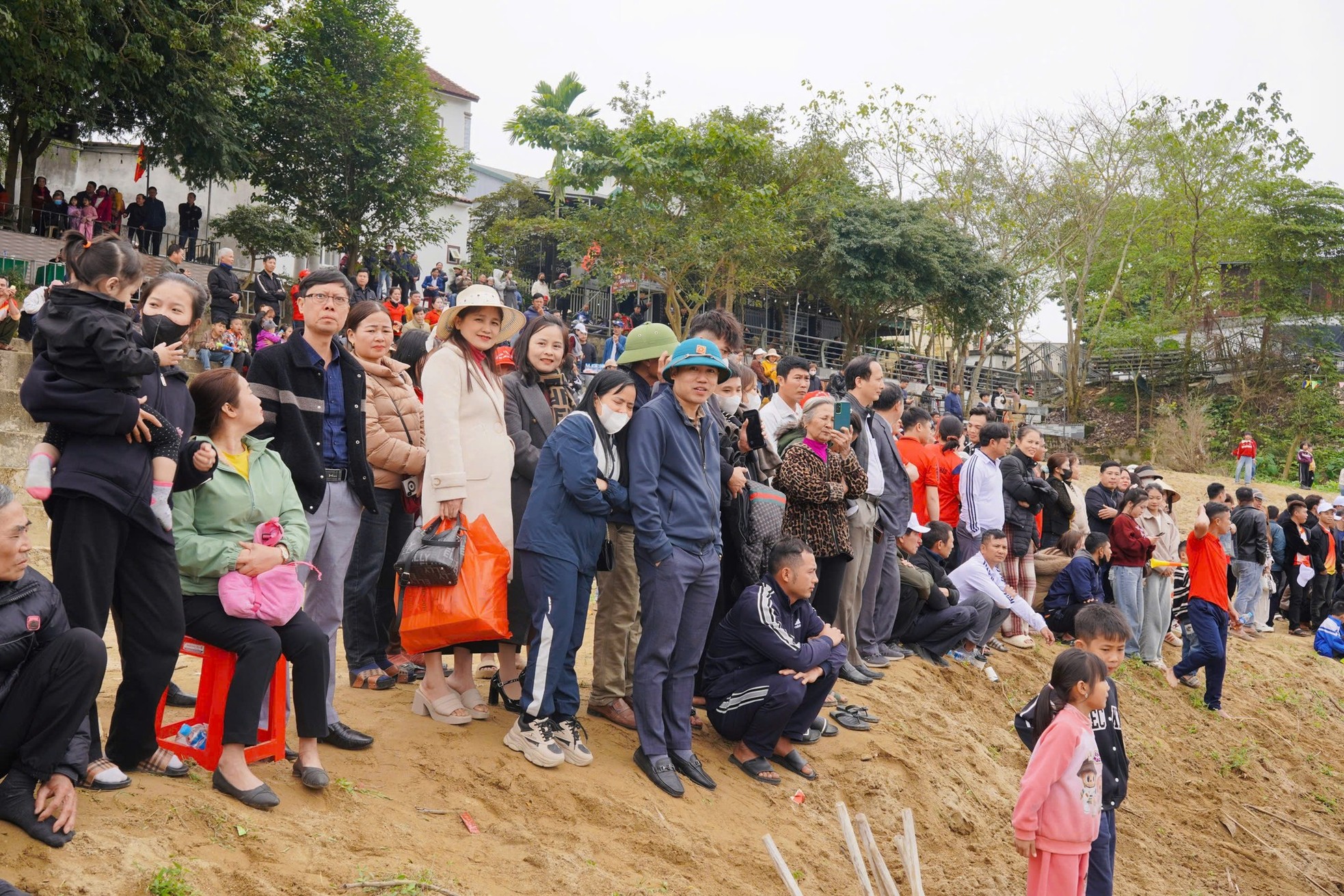 ผู้คนนับพันแห่ชมการแข่งขันเรือมังกรบนแม่น้ำงันโฟ ภาพที่ 9