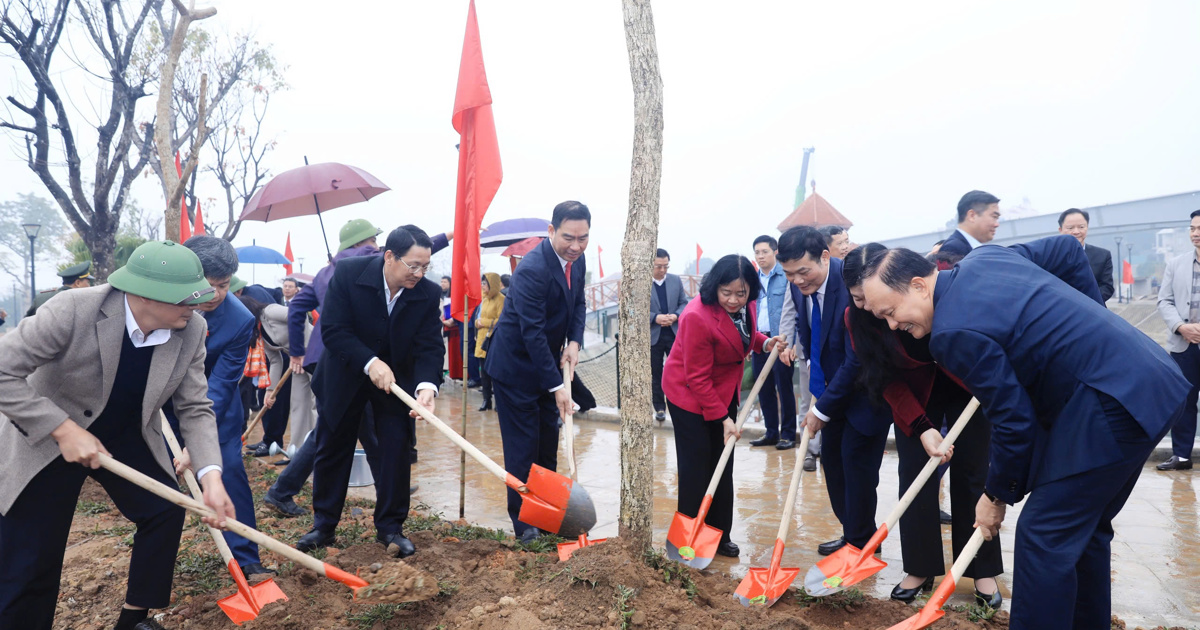 El secretario del Comité del Partido de Hanoi asiste al Festival de Plantación de Árboles de Primavera de 2025 en el distrito de Thuong Tin