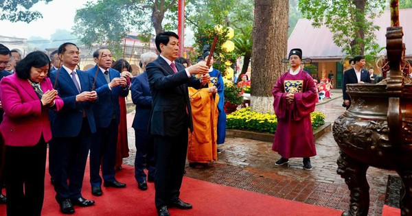 President Luong Cuong offers incense