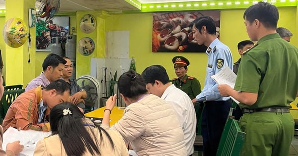 Por la noche, el equipo de inspección de la ciudad de Nha Trang trabajó con el propietario del restaurante acusado de "cobrar de más".