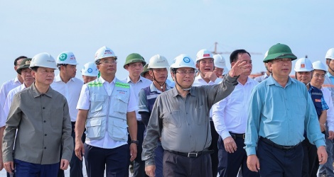 El Primer Ministro inspecciona el progreso de una serie de proyectos clave en el sur en el cuarto día del Tet