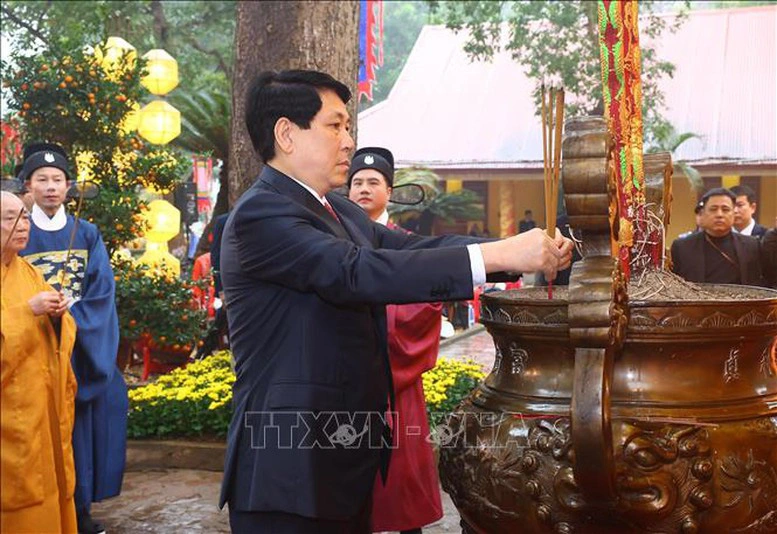 Le président Luong Cuong offre de l'encens pour marquer le début du printemps à la citadelle impériale de Thang Long