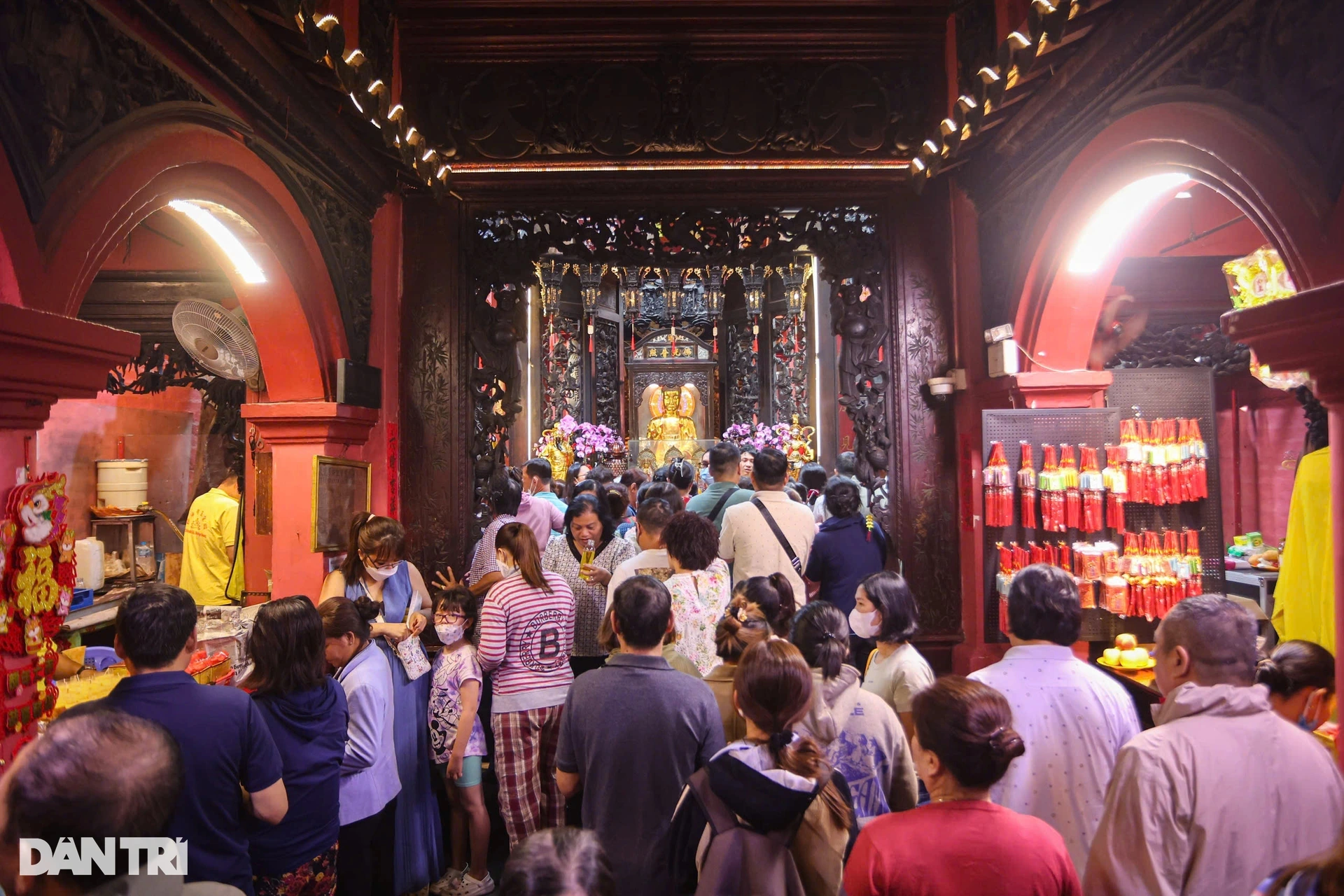 Tausende Menschen in Ho-Chi-Minh-Stadt gehen zur Ngoc-Hoang-Pagode, um den Himmel anzubeten