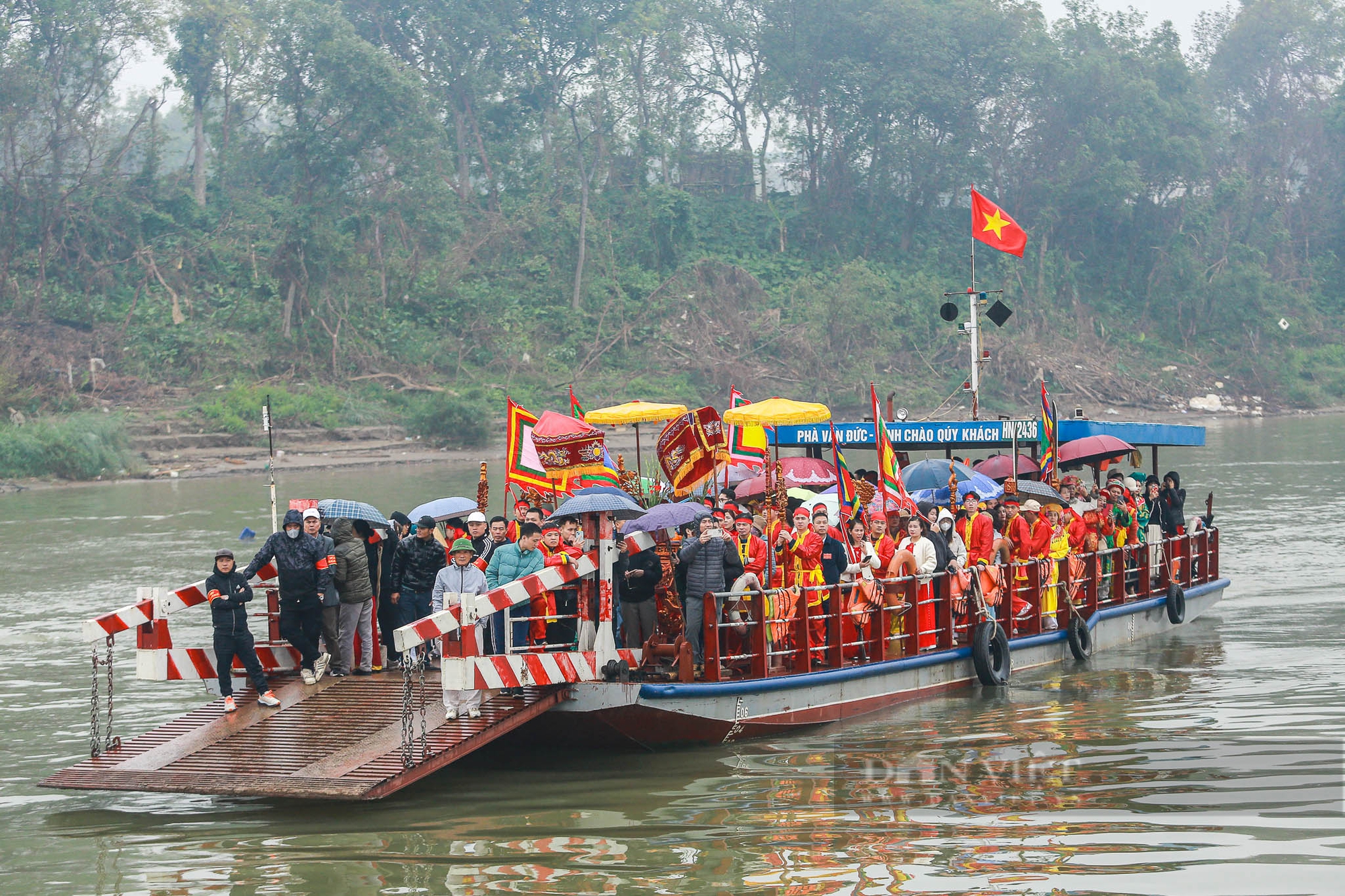 Người dân đội mưa xem lễ hội rước nước 5 năm mới có 1 lần trên sông Hồng- Ảnh 5.