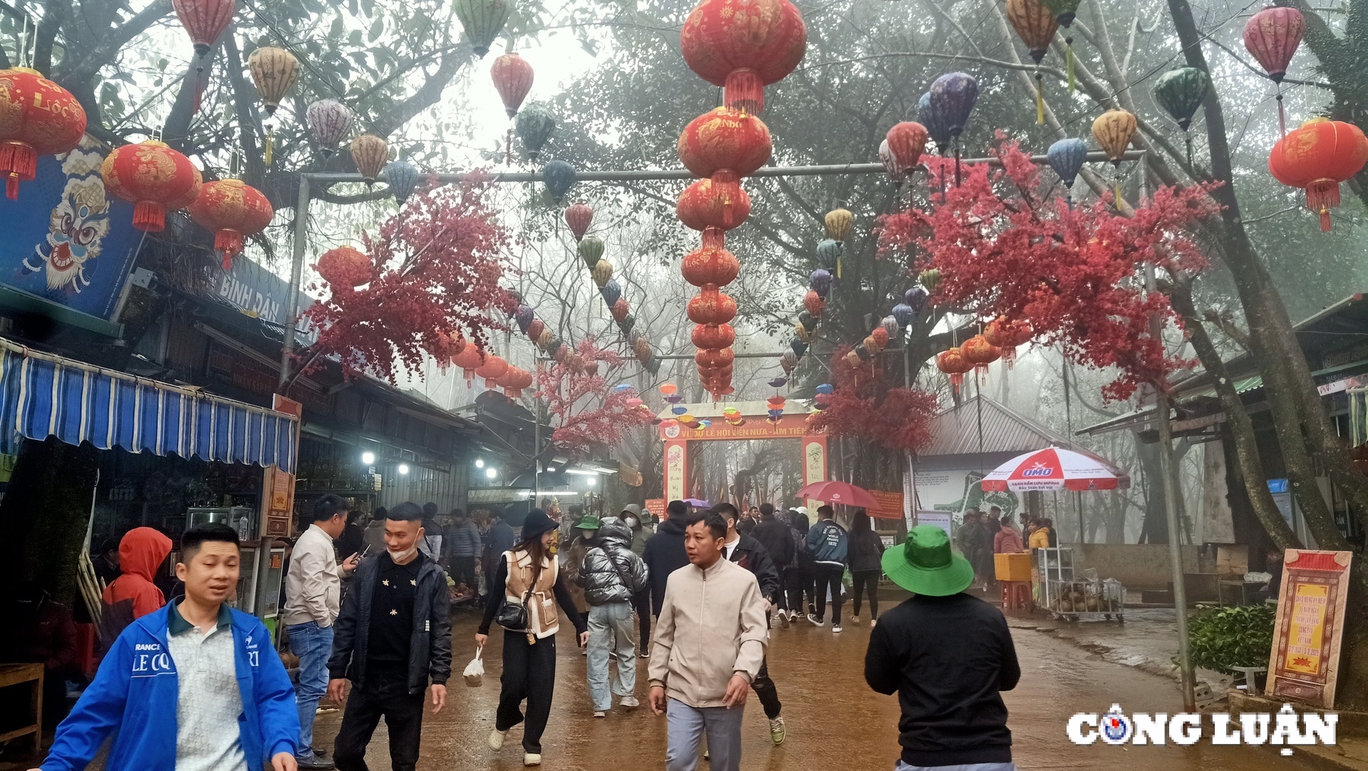 Thanh Hoa Dong people crowded on the first day of opening the solar power project picture 1