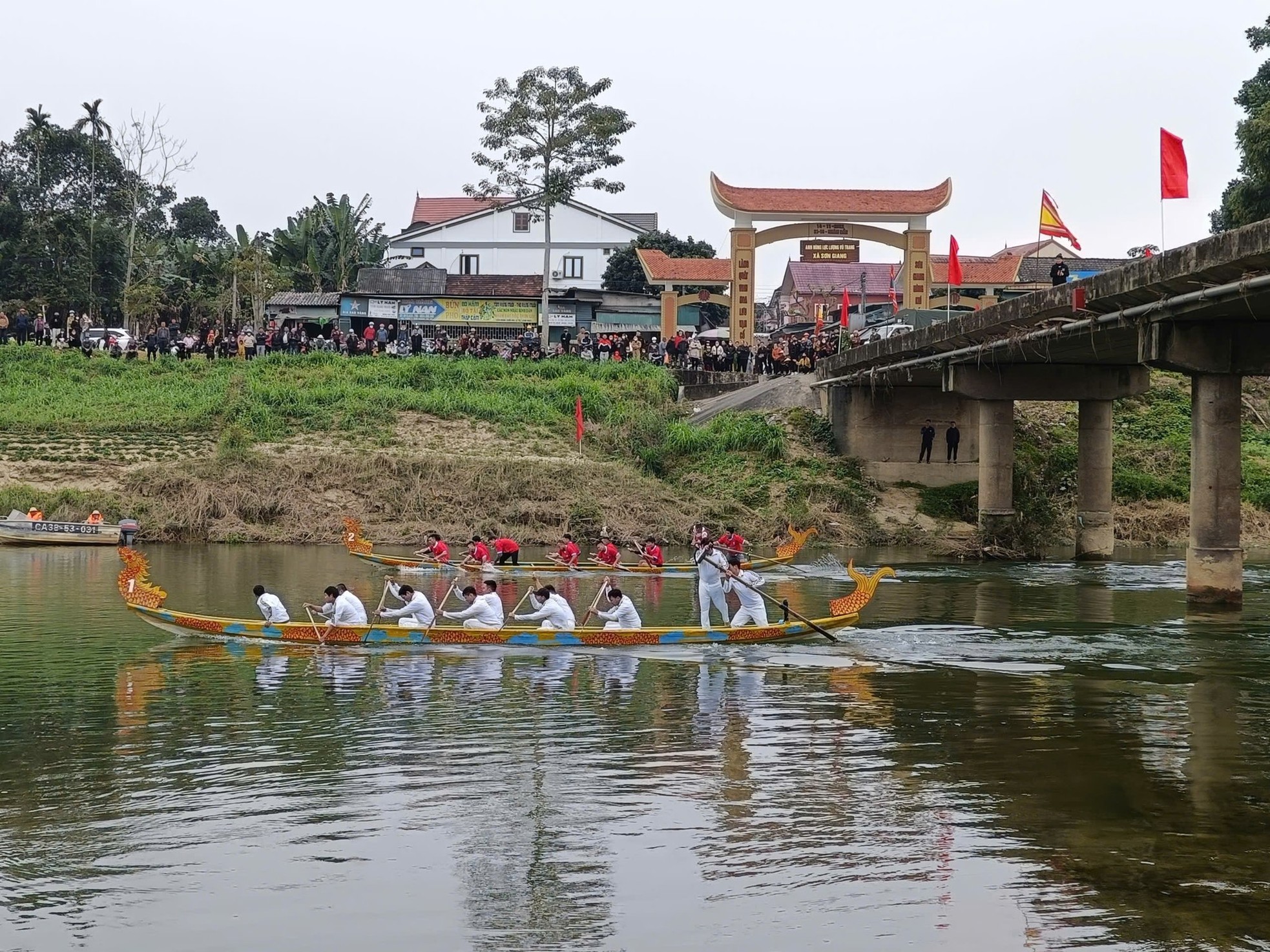 ผู้คนนับพันแห่ชมการแข่งขันเรือมังกรบนแม่น้ำงันโฟ ภาพที่ 5