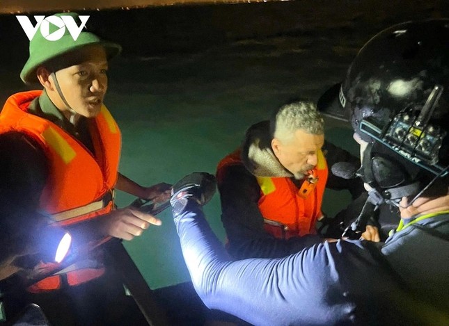 4 people saved Russian tourist drifting at sea for 2 hours in Binh Thuan photo 1