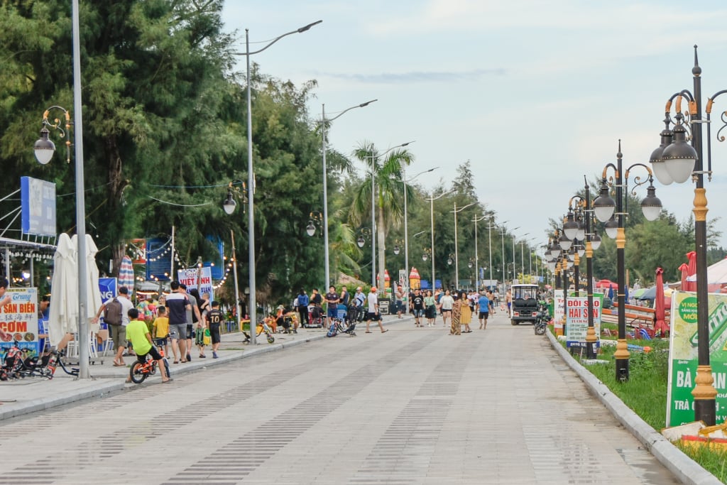 Hệ thống đường dạo biển và hạ tầng Khu du lịch quốc gia Trà Cổ (TP Móng Cái) được đầu tư nâng cấp, phục vụ hoạt động du lịch.