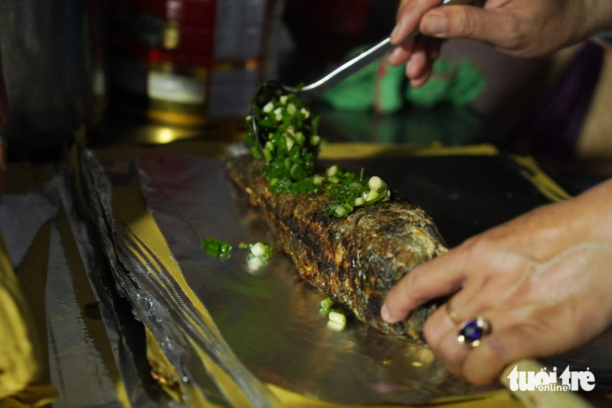 The grilled snakehead fish area on God of Wealth day is bustling from 2am, with some shops importing up to 3 tons of fish.