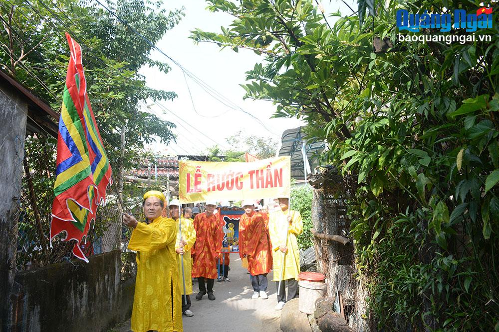 Nghi lễ rước thần được thực hiện trang nghiêm.