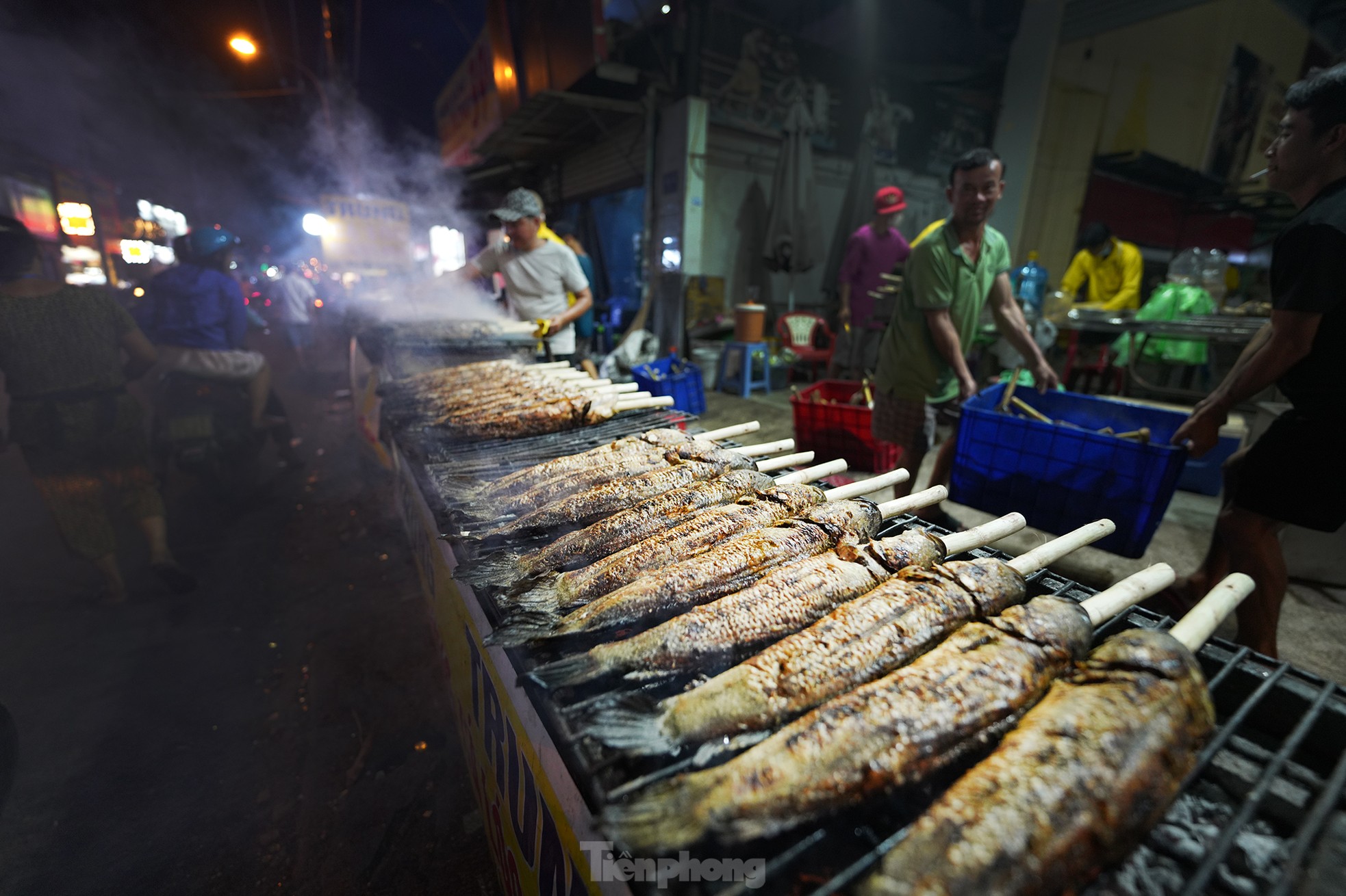 Staying overnight in the 'capital' of grilled snakehead fish on God of Wealth's day photo 5