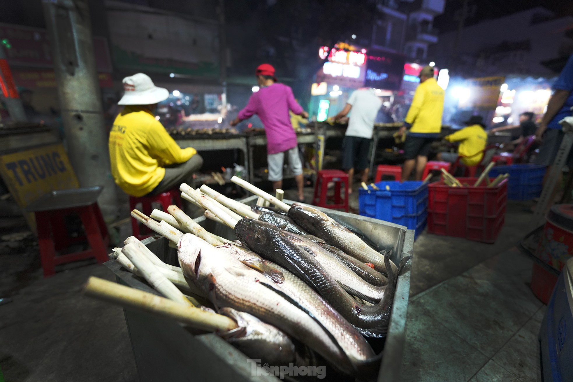 Staying overnight in the 'capital' of grilled snakehead fish on God of Wealth's day photo 7