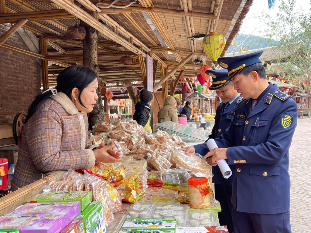 Market Management Team No. 6 inspects business establishments at Yen Tu historical site.