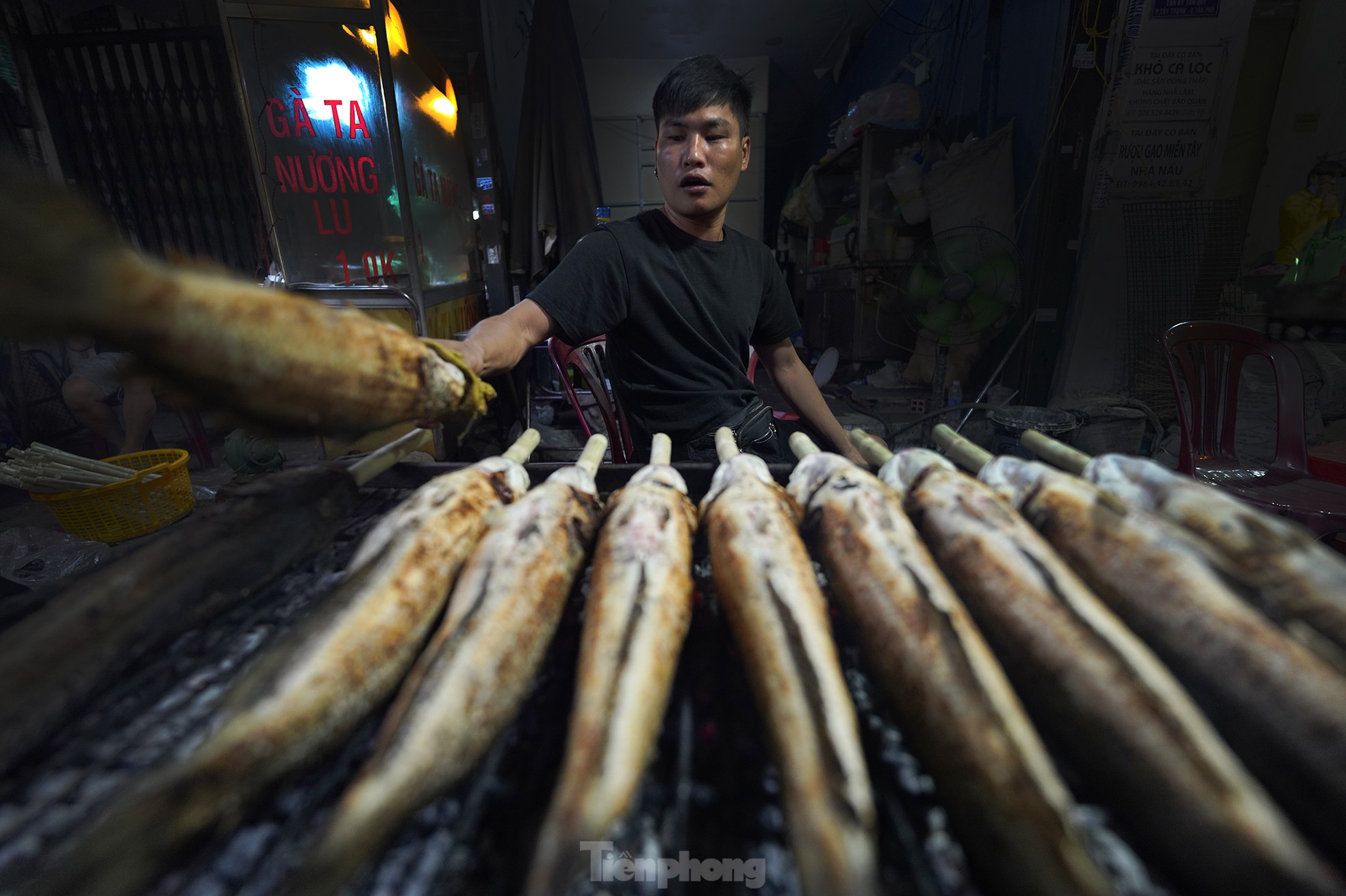 Spending the night in the 'capital' of grilled snakehead fish on God of Wealth's day photo 10