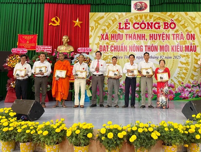 Ông Nguyễn Văn Minh- Bí thư Huyện ủy Trà Ôn trao giấy khen cho các cá nhân. 