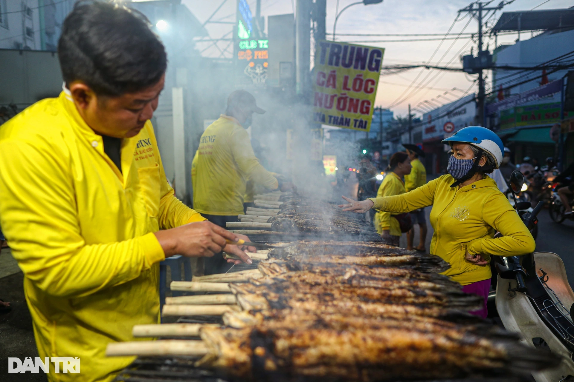 La « rue du poisson tête de serpent grillé », un magasin de canard rôti à Ho Chi Minh-Ville bondé de monde le jour du Dieu de la richesse