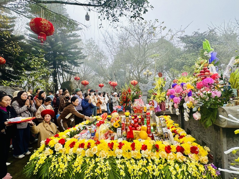 Hàng ngàn du khách đổ về Am Tiên ngày “mở cổng trời”