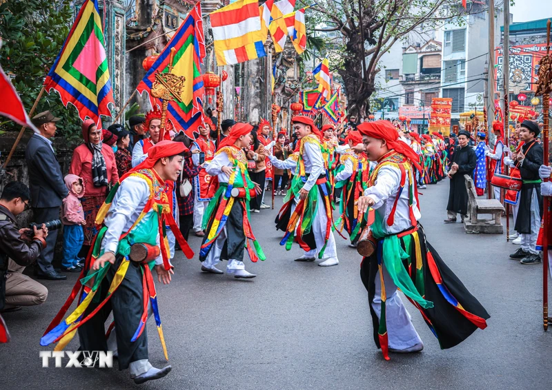 하노이: Trieu Khuc Village Festival에 와서 "봉을 연주하는 매춘부" 춤을 감상하세요