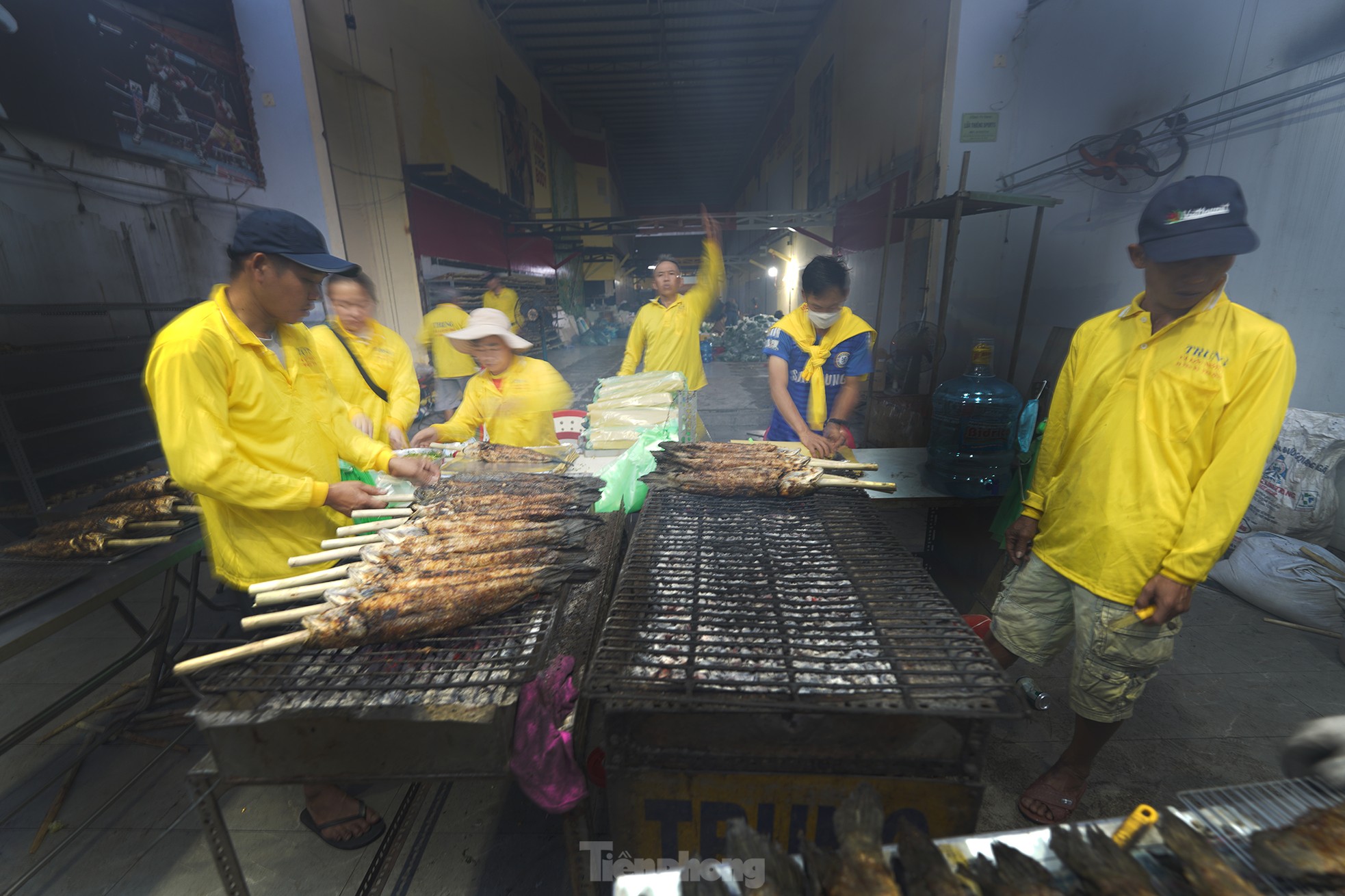 Des foules de gens se bousculent pour acheter du poisson-serpent grillé pour adorer le Dieu de la richesse, photo 12