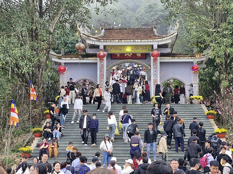 흐엉 티치 사원 관광지 관리 위원회의 통계에 따르면, 아트 티의 새 봄이 시작될 때 약 3만 명의 방문객이 찾아와 평화와 행복을 기원했으며 모든 것이 순조롭게 진행되었다고 합니다.