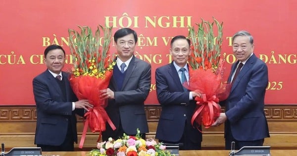 Handover of the duties of Chief of the Central Office between Mr. Nguyen Duy Ngoc and Mr. Le Hoai Trung