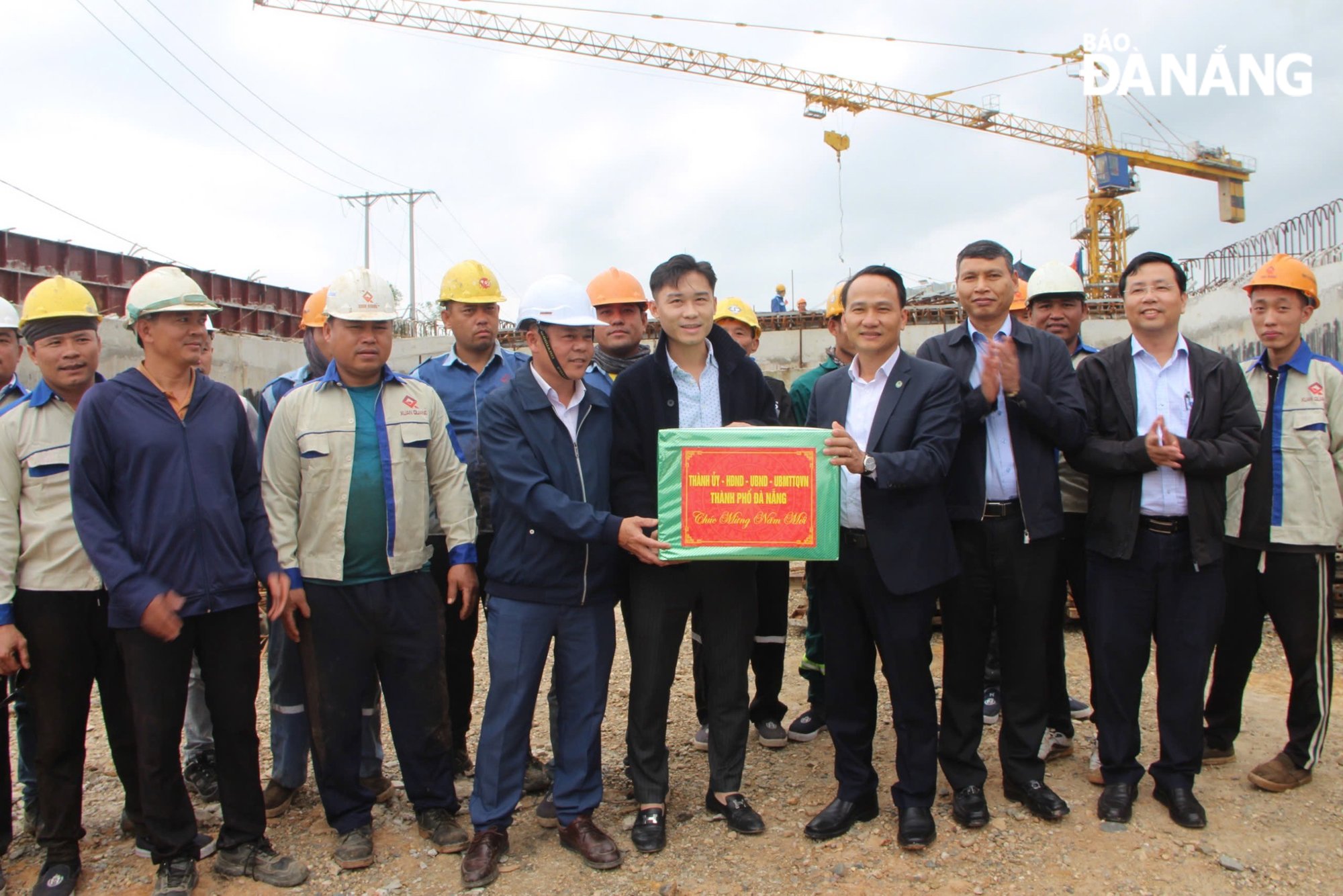 El subsecretario permanente del Comité del Partido de la ciudad, Nguyen Dinh Vinh, visitó la ciudad y alentó la construcción de proyectos clave.