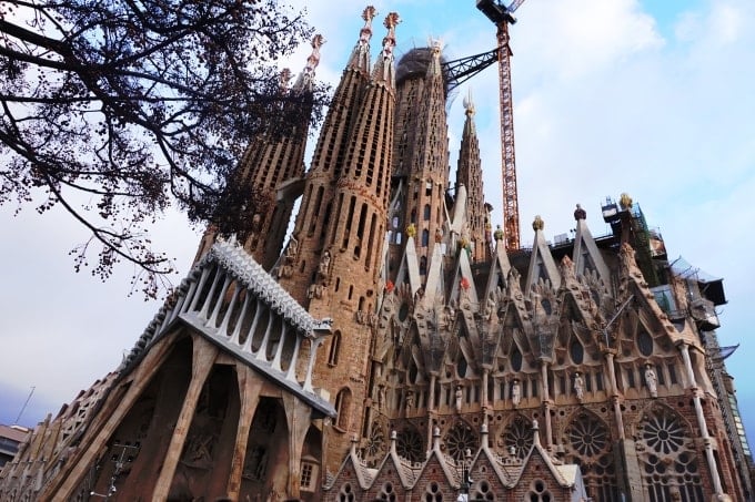 Visita la iglesia española que ha estado en construcción durante casi 150 años y aún no está terminada.