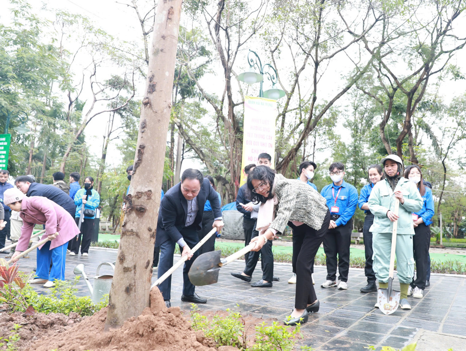 Phó Chủ tịch Ủy ban MTTQ Việt Nam TP Hà Nội Nguyễn Thị Kim Dung, Phó Bí thư Thường trực Thành ủy Nguyễn Thị Kim Dung tham gia trồng cây