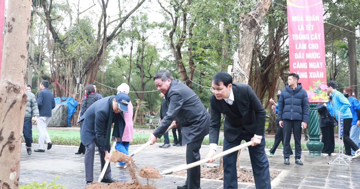 City Party Committee leaders attend the launching ceremony of the Tree Planting Festival in Hai Ba Trung District