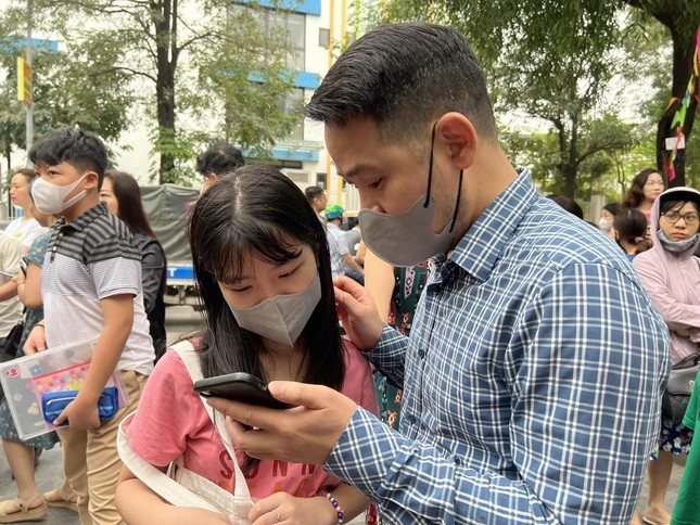 Ministerium verbietet Aufnahmeprüfungen für die 6. Klasse: Viele „angesagte“ Schulen in Hanoi geben Einschreibungspläne bekannt Foto 1