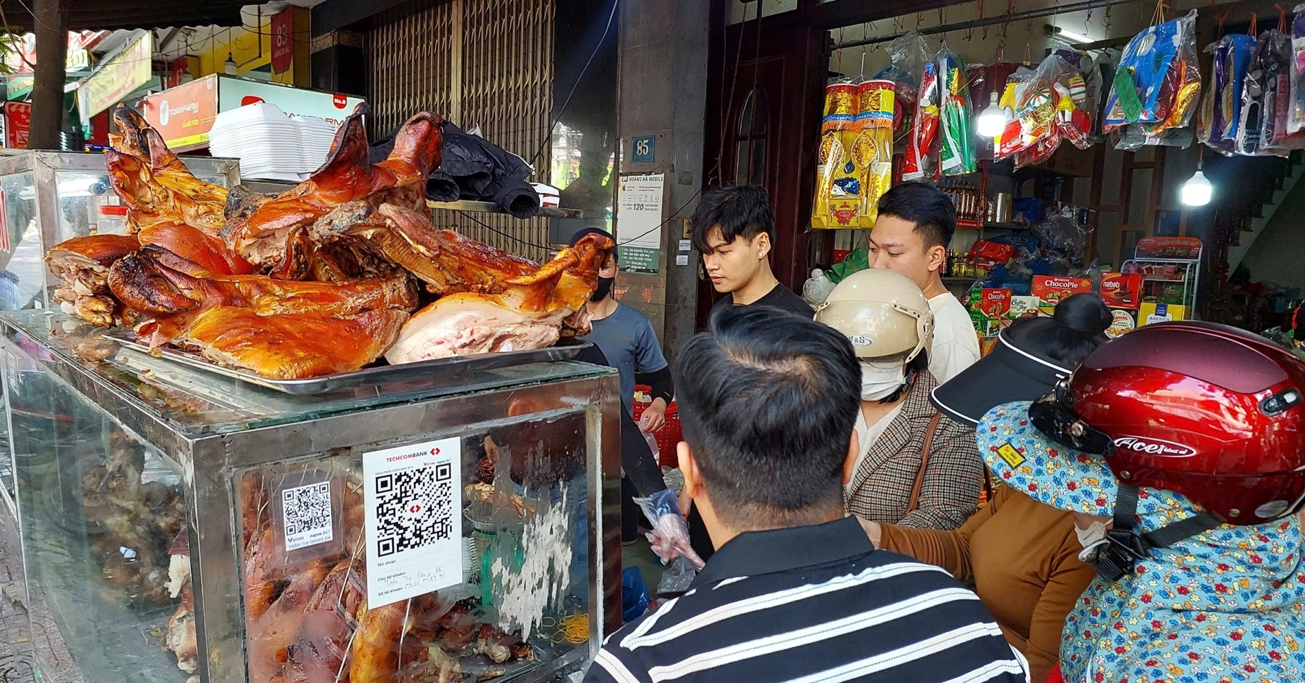 Hốt bạc 'ngày đặc biệt', cửa hàng thịt heo quay ở Đà Nẵng làm không kịp bán