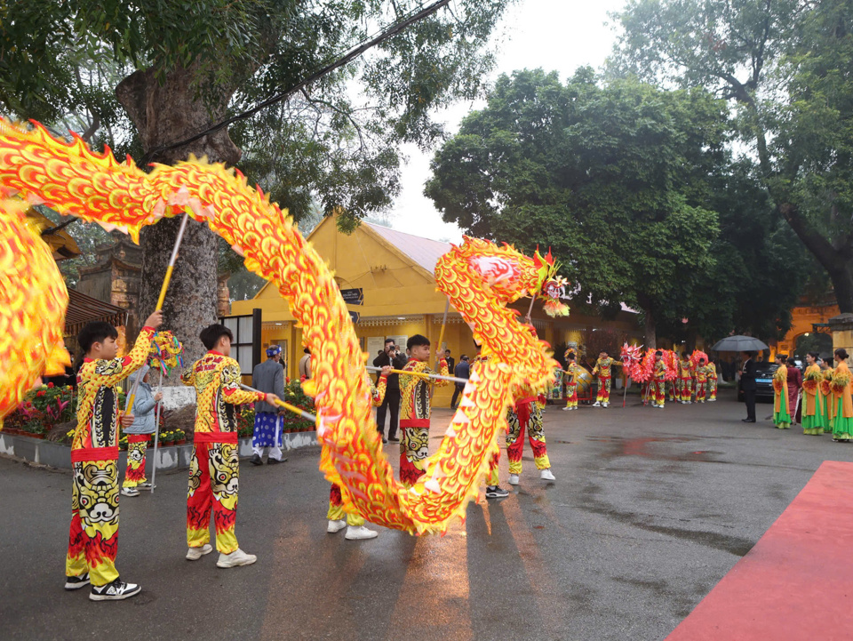 Hoạt động văn hóa dân gian múa rồng.