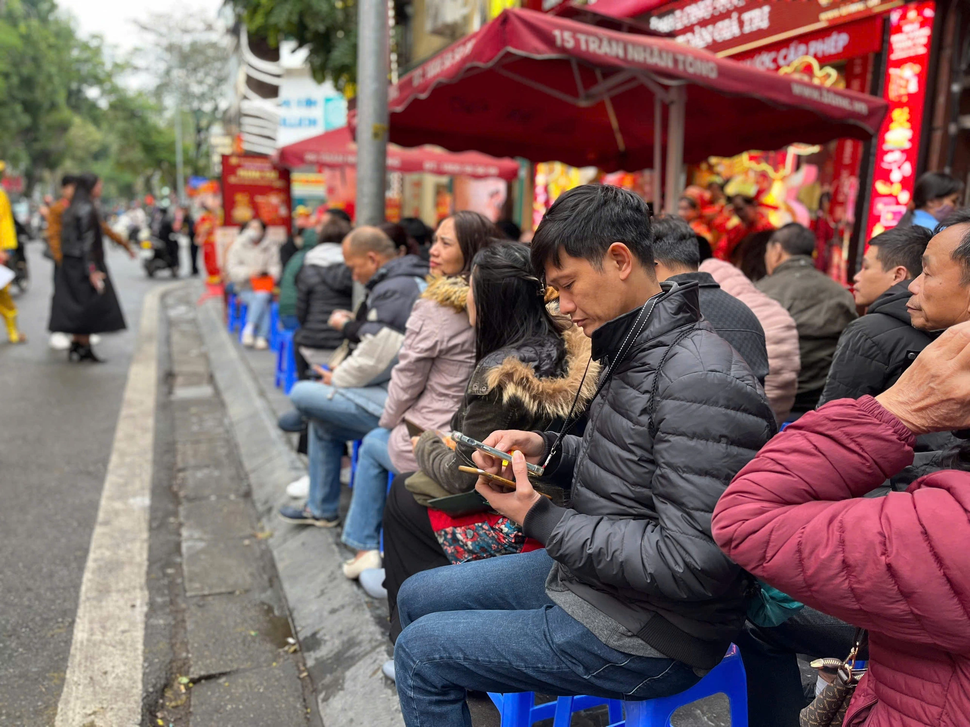 Vàng tăng 'nóng', người dân xếp hàng mua bạc ngày vía Thần Tài