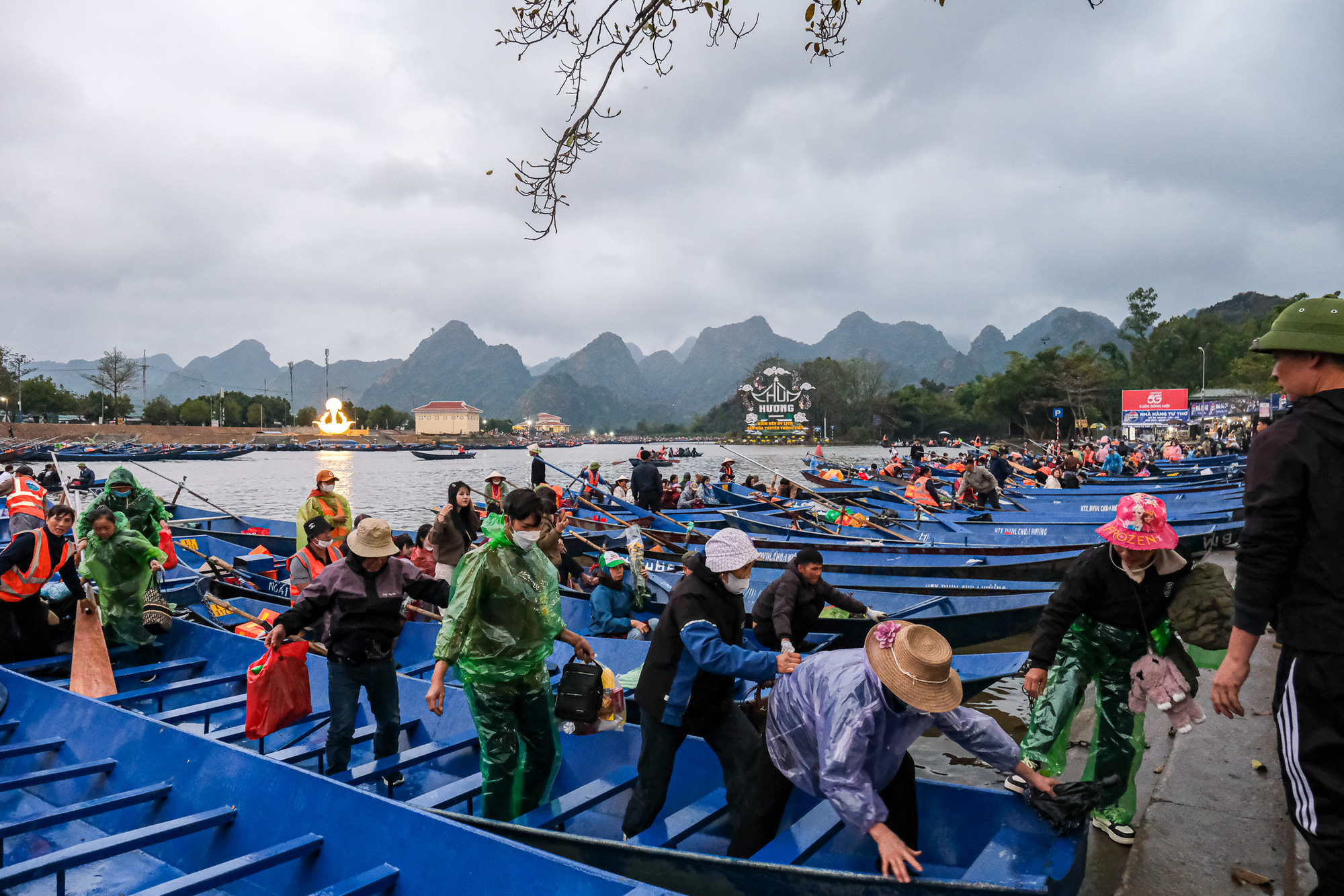 Tin tức sáng 7-2: Giá USD lại phi mã; Tập đoàn nhà 