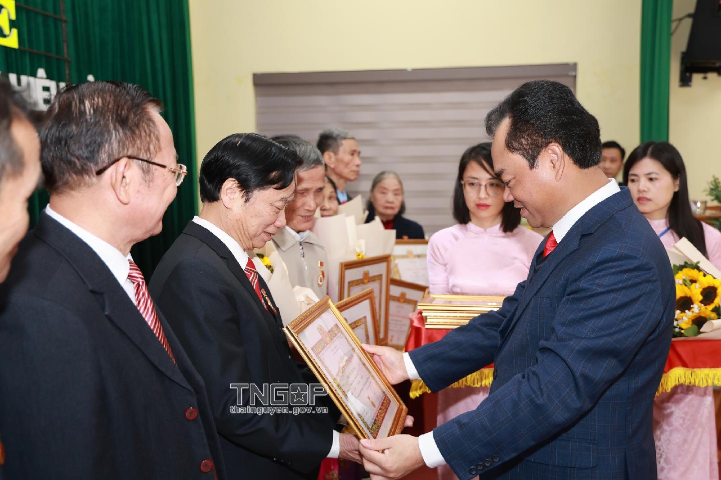 The Provincial Party Secretary attended and awarded the Party Badge at the Dong Quang Ward Party Committee.