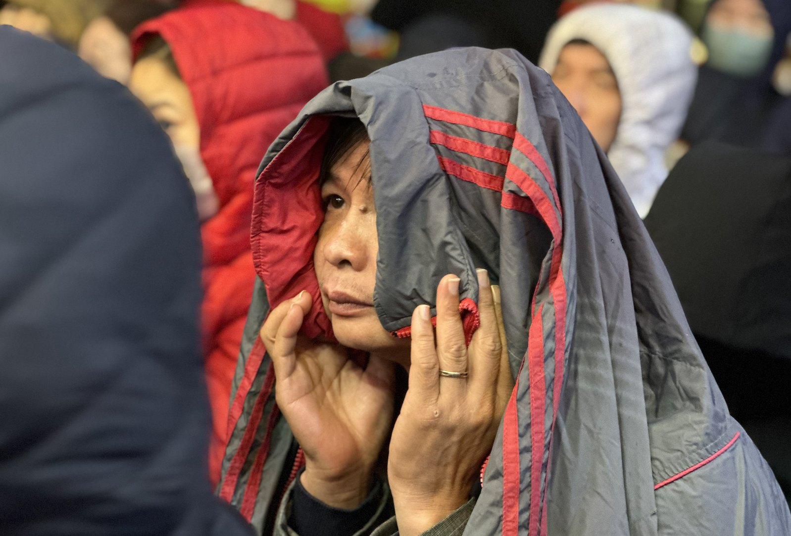 오전 3시, 사람들은 추운 비 속에 모여 부의 신을 위해 금을 사기를 기다리고 있었습니다.