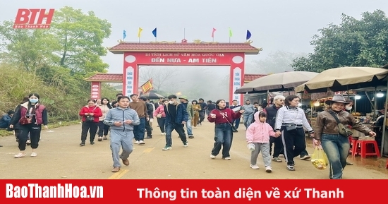 Thousands of tourists flock to Am Tien on the day of "heaven's gate opening"