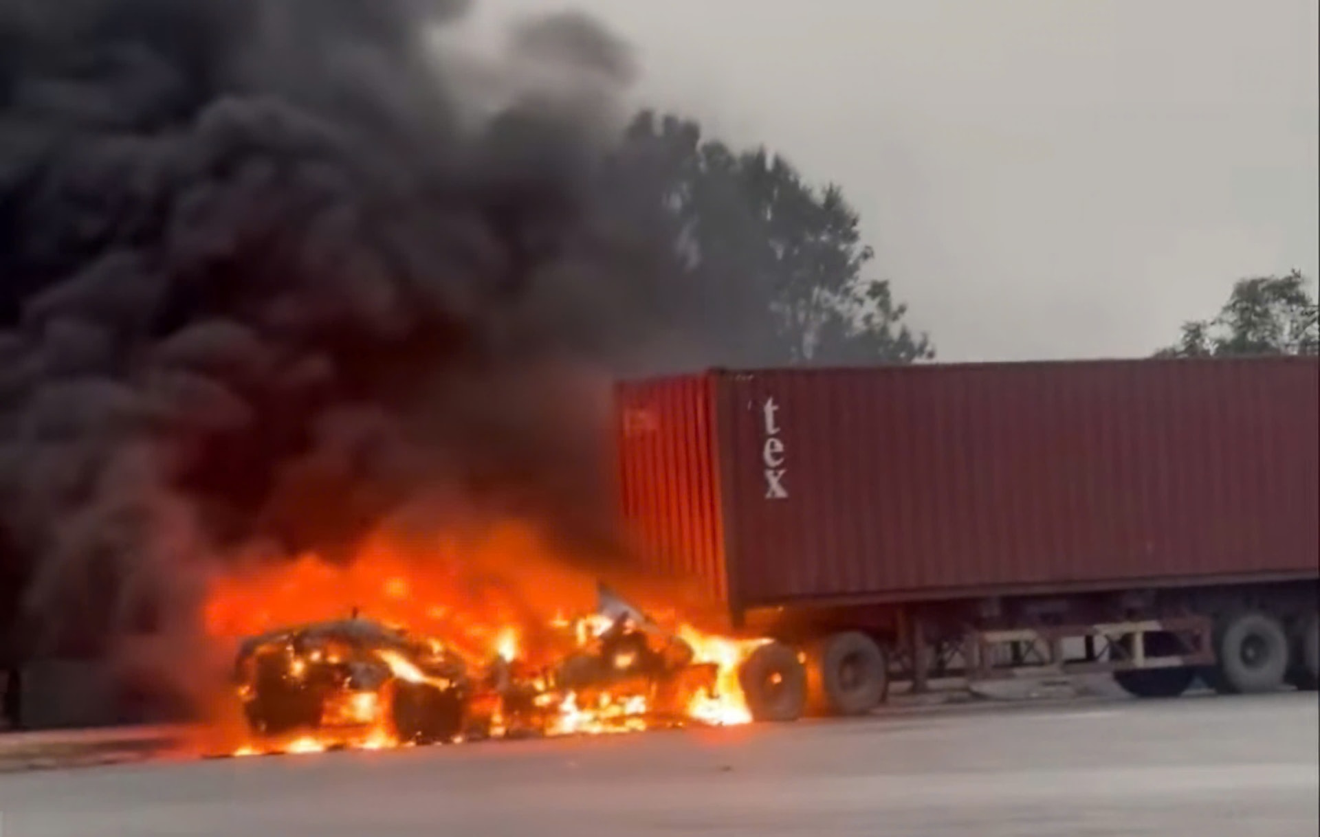 Tractor trailer caught fire while going up Binh Than bridge in Bac Ninh