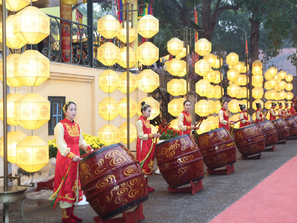 Trống hội Thăng Long vang lên rộn ràng, tiếp nối dòng chảy lịch sử nghìn năm của vùng đất kinh kỳ.