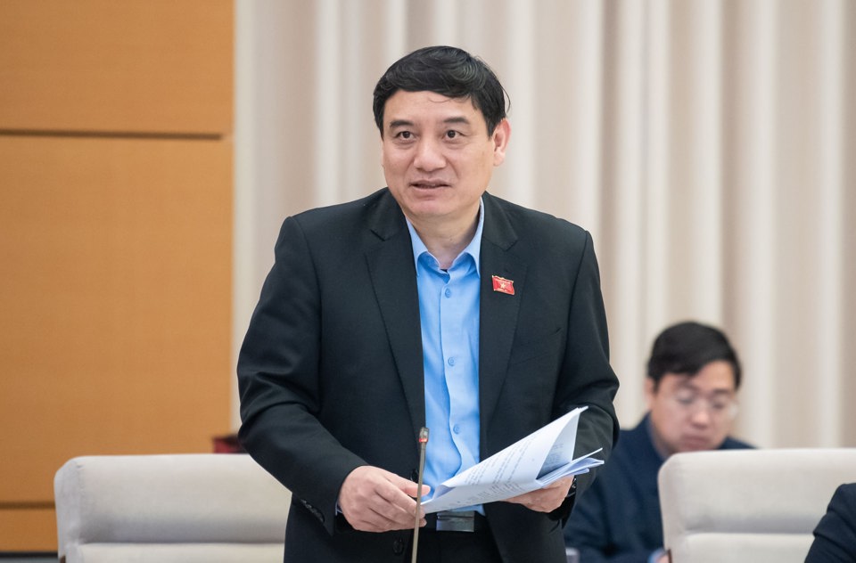 Le président de la Commission de la culture et de l'éducation de l'Assemblée nationale, Nguyen Dac Vinh, a présenté le rapport. Photo: Quochoi.vn