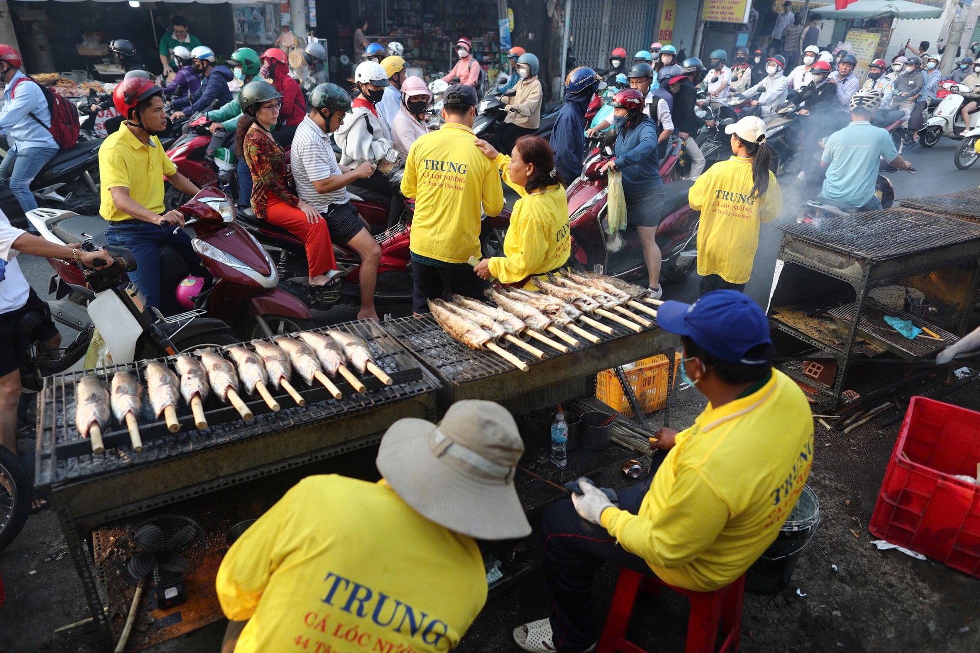 Des foules de gens se bousculent pour acheter du poisson-serpent grillé pour adorer le Dieu de la richesse, photo 2