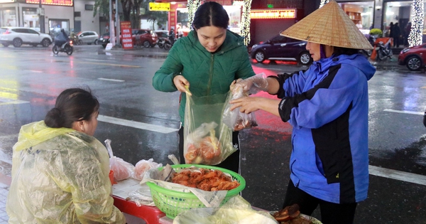 Selling "God of Wealth" sticky rice next to gold shops, sidewalk stalls earn tens of millions of dong in the morning