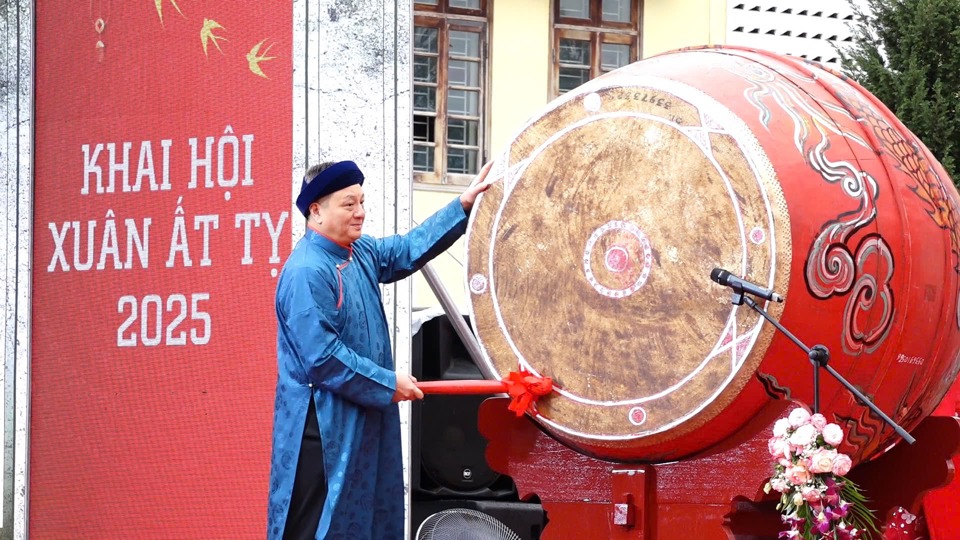 เลขาธิการพรรคเขตThanh Oai นาย Bui Hoang Phan ตีกลองเปิดเทศกาลเจดีย์ Boi Khe อย่างเป็นทางการในฤดูใบไม้ผลิของ At Ty 2025