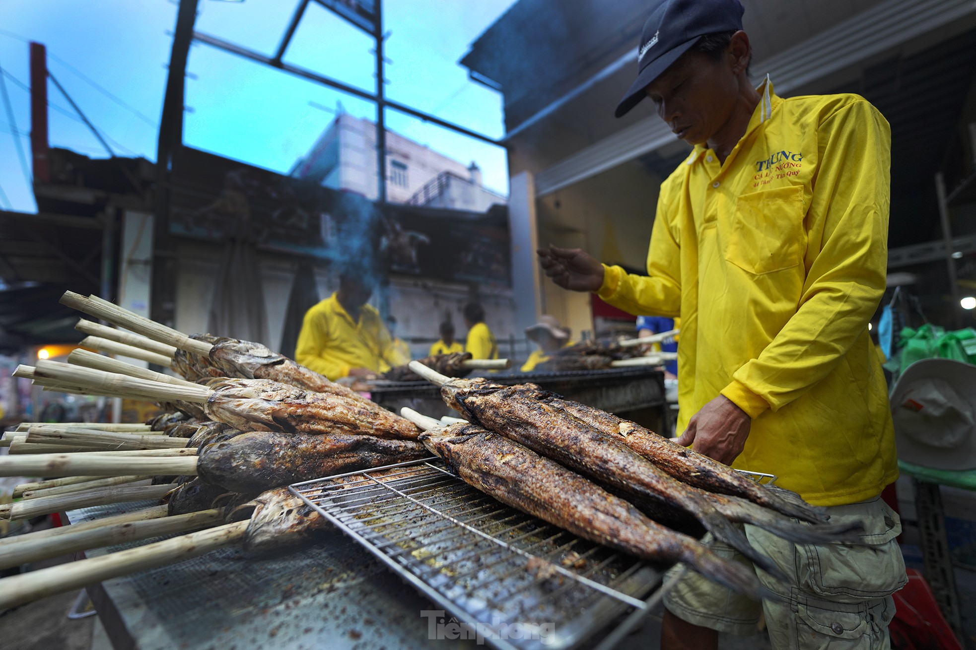 Des foules de gens se bousculent pour acheter du poisson-serpent grillé pour adorer le Dieu de la richesse, photo 14