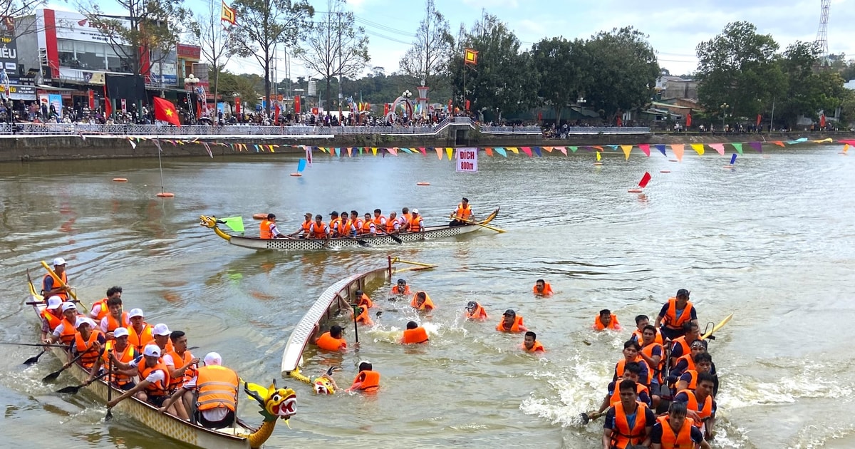 Impressionnante course de bateaux-dragons traditionnels à Krong No