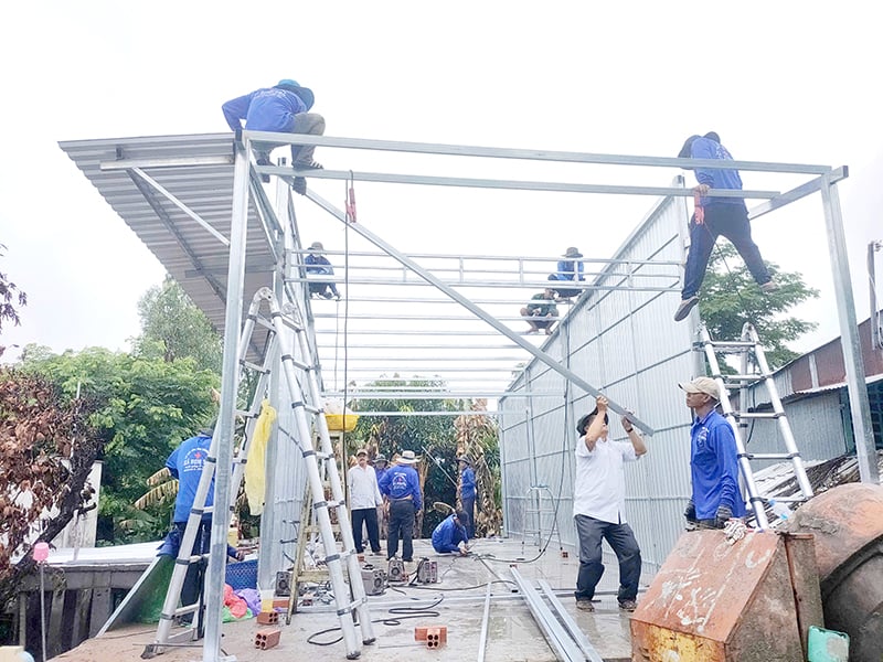 Alte Bauern bauen Unterkünfte für die Armen