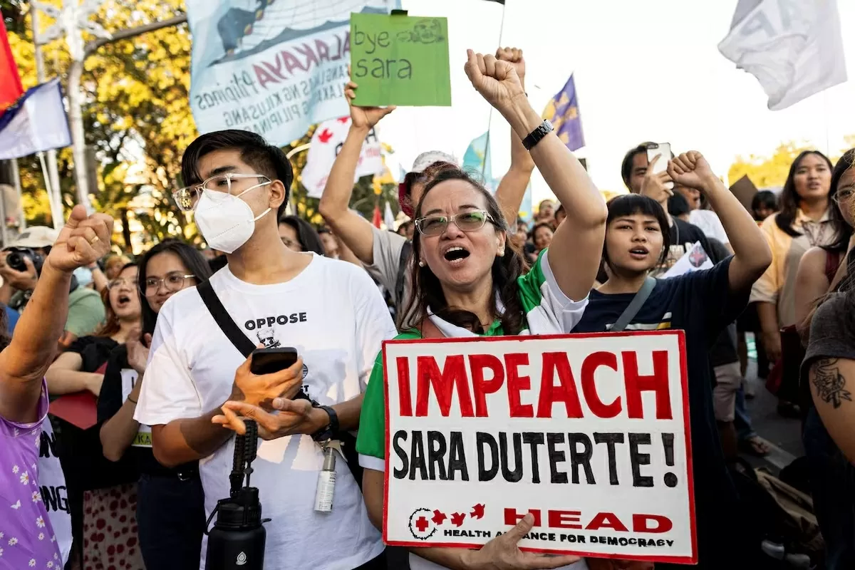 Các nhà hoạt động, sinh viên và những người ủng hộ việc luận tội Phó Tổng thống Philippines Sara Duterte ăn mừng tại một cuộc biểu tình bên ngoài Hạ viện, sau khi Quốc hội thông qua đơn khiếu nại luận tội, tại Thành phố Quezon, Metro Manila, Philippines, ngày 5 tháng 2 năm 2025. REUTERS/Eloisa Lopez Mua quyền cấp phép