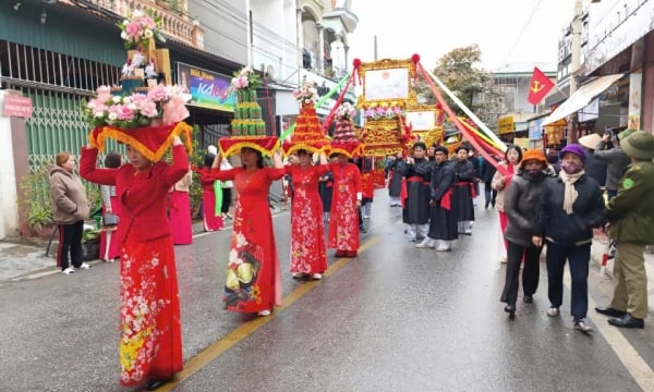 Ceremonia de apertura del festival Dai Ky Phuoc en la casa comunal de la aldea de Coc (ciudad de Quang Yen)